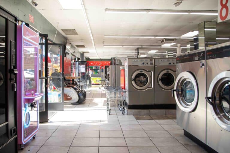 24/7 laundry near USC with a laundromat featuring modern washing machines